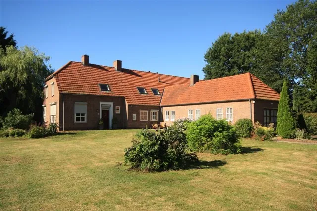 Het kantoor van Dijkers IT aan de Heuvel in Veghel: een langgevelboerderij van rode baksteen met pannendak en ruime tuin.